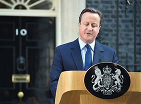 英首相夫妇宣布辞职现场 泪眼凝噎下的温情