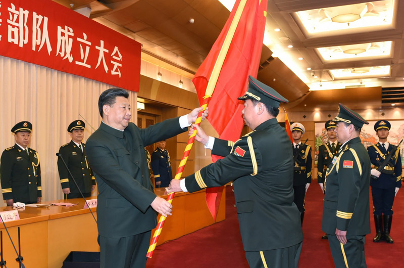 习近平向中国人民解放军陆军火箭军战略支援部队授予军旗并致训词