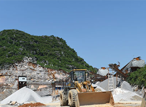 桂林漓江流域非法采石乱象:秀美山水遭疯狂采挖 