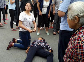 阆中一妇女遇车祸昏迷 陌生女孩人工呼吸救人不留名