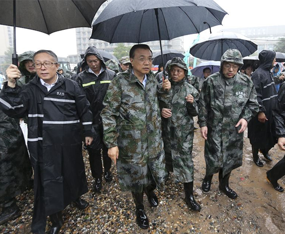李克强总理在武汉长江干堤现场指挥抢险救灾