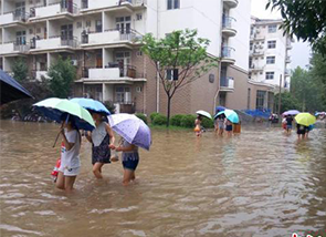 河南新乡暴雨袭城破历史极值 列车晚点景区关闭 