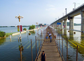 湖北武汉汤逊湖淹水路面 铺设临时人行栈道 