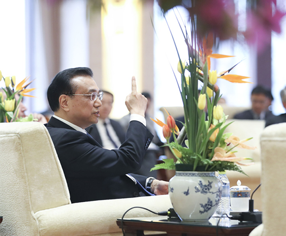 李克强会见出席中国发展高层论坛2017年年会的境外代表并座谈 