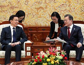 中共中央政治局常委韩正在首尔青瓦台会见韩国总统文在寅 