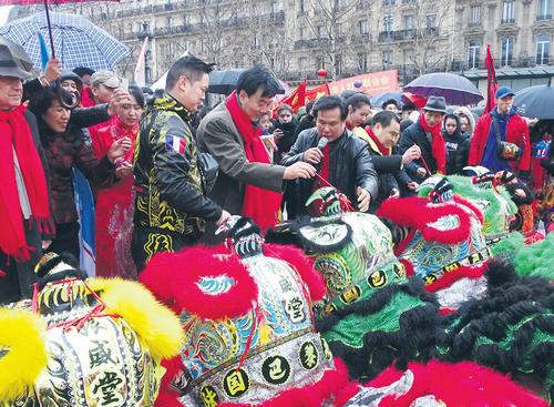 旅法侨界联合举办了猪年新春庆典 中国大使等现场点睛 