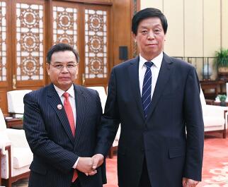 栗战书在人民大会堂会见了老挝建国阵线中央主席赛颂蓬
