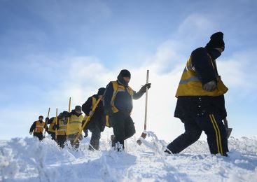 雪原上的铁路检修员 