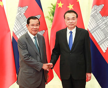 李克强会见柬埔寨首相洪森 