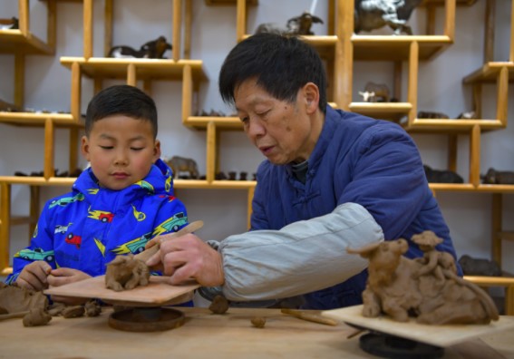 贵州余庆：制作泥牛迎新春 