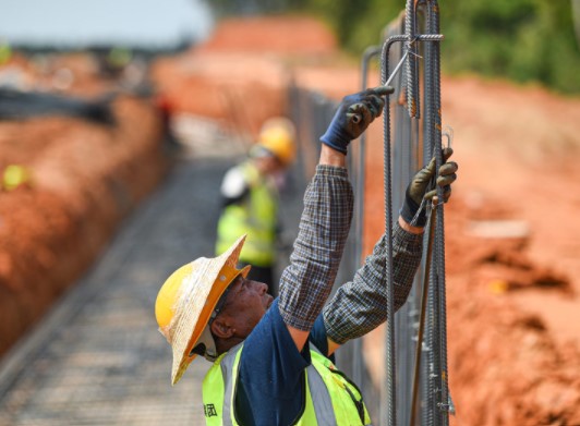 海南自贸港重点园区路网建设忙 　