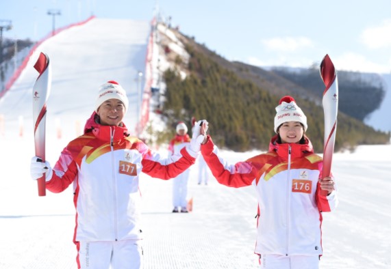 北京冬奥会火炬在崇礼富龙滑雪场传递