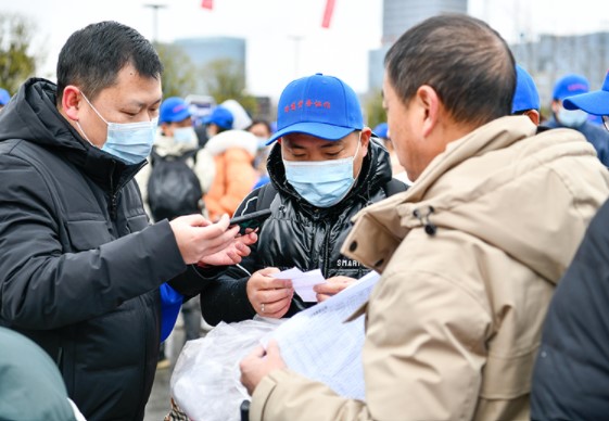 贵州今年首趟返岗务工免费动车专列发车