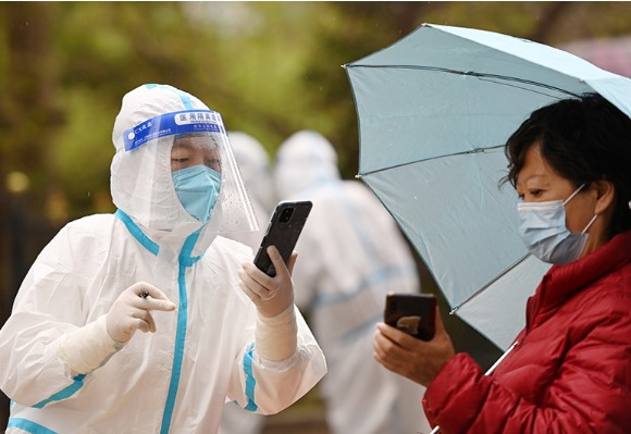 西宁：雨中核酸检测秩序井然 