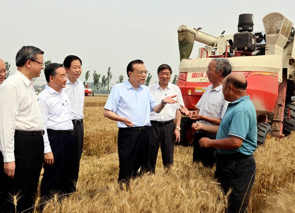 李克强在河北考察时强调 扛稳保障粮食和能源安全责任 为稳经济大盘稳物价提供坚实支撑 