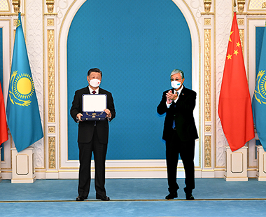 习近平接受哈萨克斯坦总统托卡耶夫授予