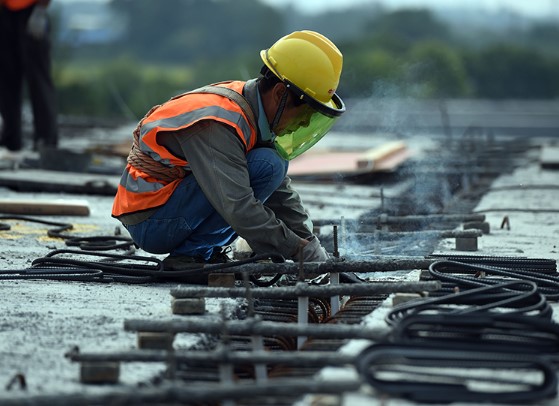 芜合高速公路上跨淮南铁路箱梁架设完成