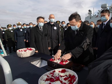 大江东去与大海同在 浩气长存励复兴之志 江泽民同志骨灰撒入江海