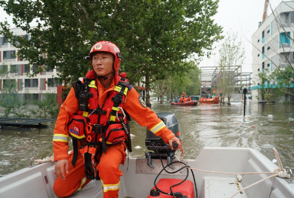 暴雨洪灾下中国救援力量守护民众安全