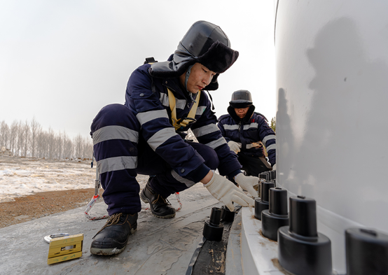 冰天雪地 中国最北省份风电机组运行、建设“两头热”