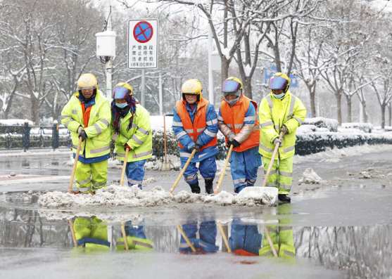 各地积极应对低温雨雪天气