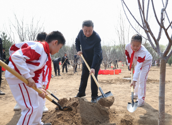 习近平在参加首都义务植树活动时强调：全民植树增绿 共建美丽中国