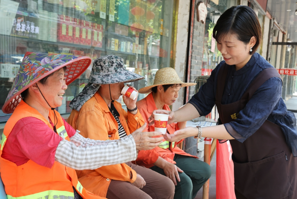 关爱高温下的劳动者