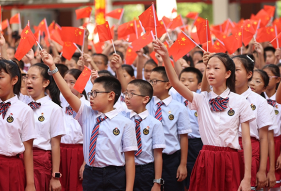 新中国75周年华诞，各地群众用多种方式庆国庆、度假期