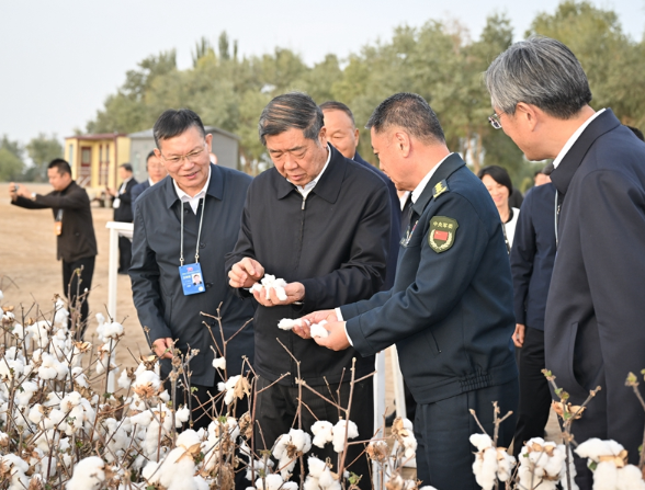 何立峰率中央代表团赴兵团九师白杨市和一师阿拉尔市慰问调研